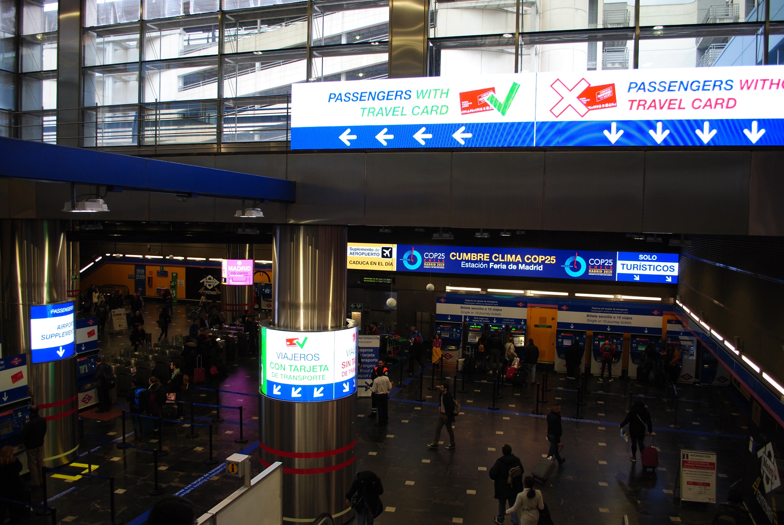 Señalización digital de las estaciones del metro Madrid Aeropuerto y Metropolitano