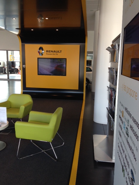 Implantación de los elementos de imagen corporativa en la zona digital interior de la red concesionarios RENAULT en España y Portugal. Vista 2